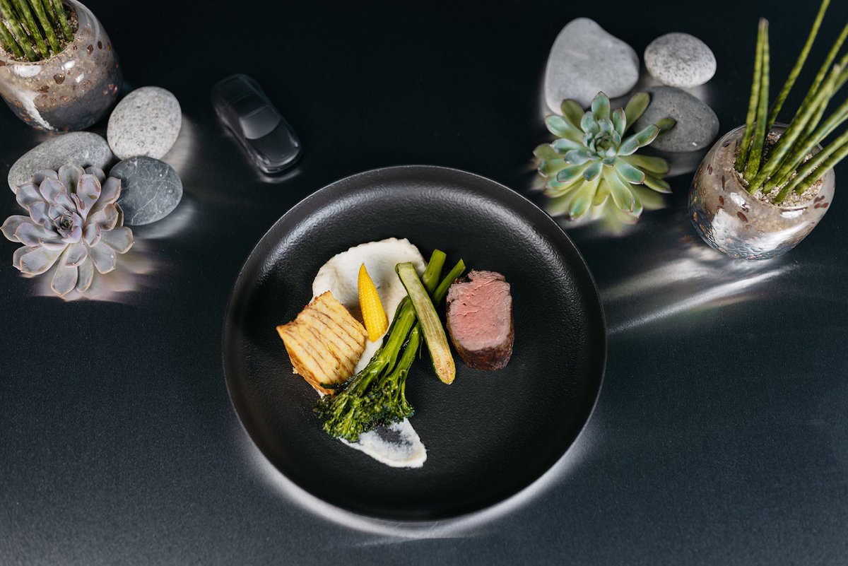 Fleischgericht mit Beilagen