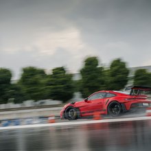 Porsche 911 GT3 RS auf bewässerten Dynamikfläche