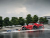 Porsche 911 GT3 RS auf der bewässerten Dynamikfläche.