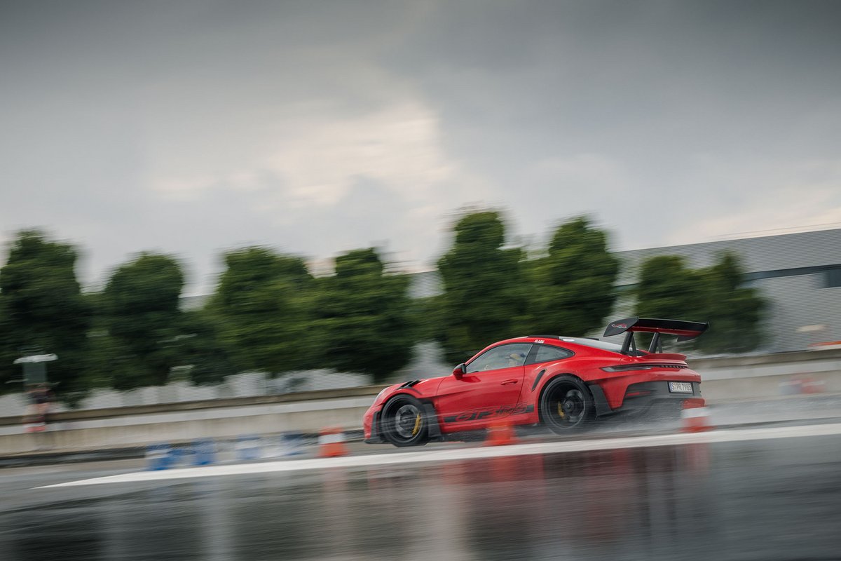Porsche 911 GT3 RS auf bewässerten Dynamikfläche