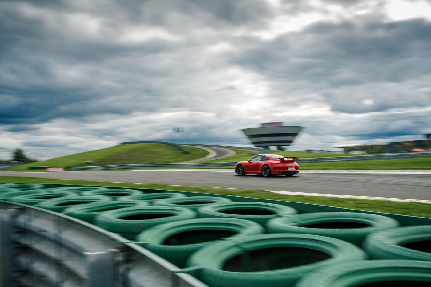 Ein roter Porsche 911 GT3 auf der Rennstrecke des Porsche experience Center, Leipzig