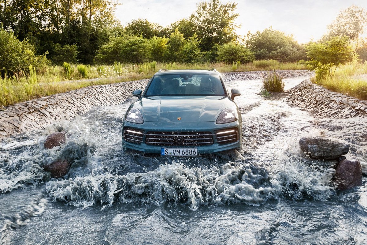 Porsche Cayenne im Wassergraben.