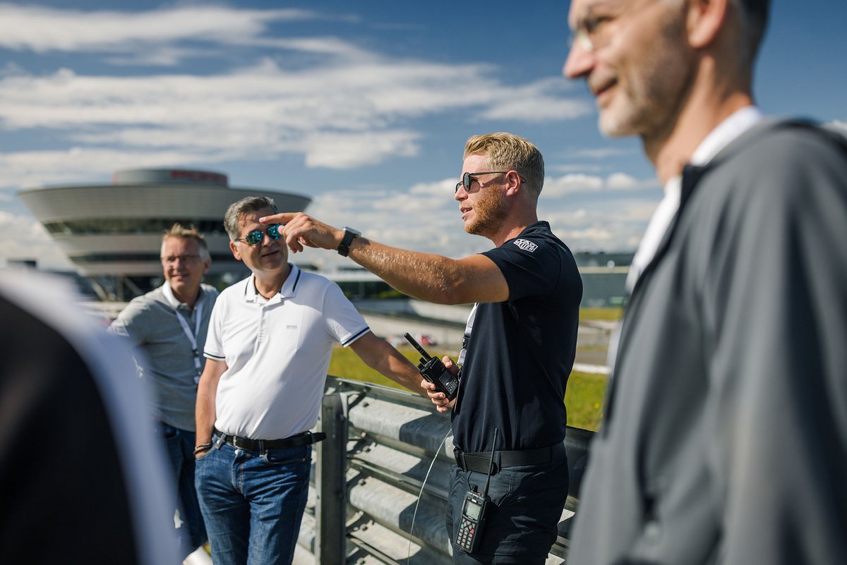 Teilnehmer hören Instrukteur bei Feedback zu