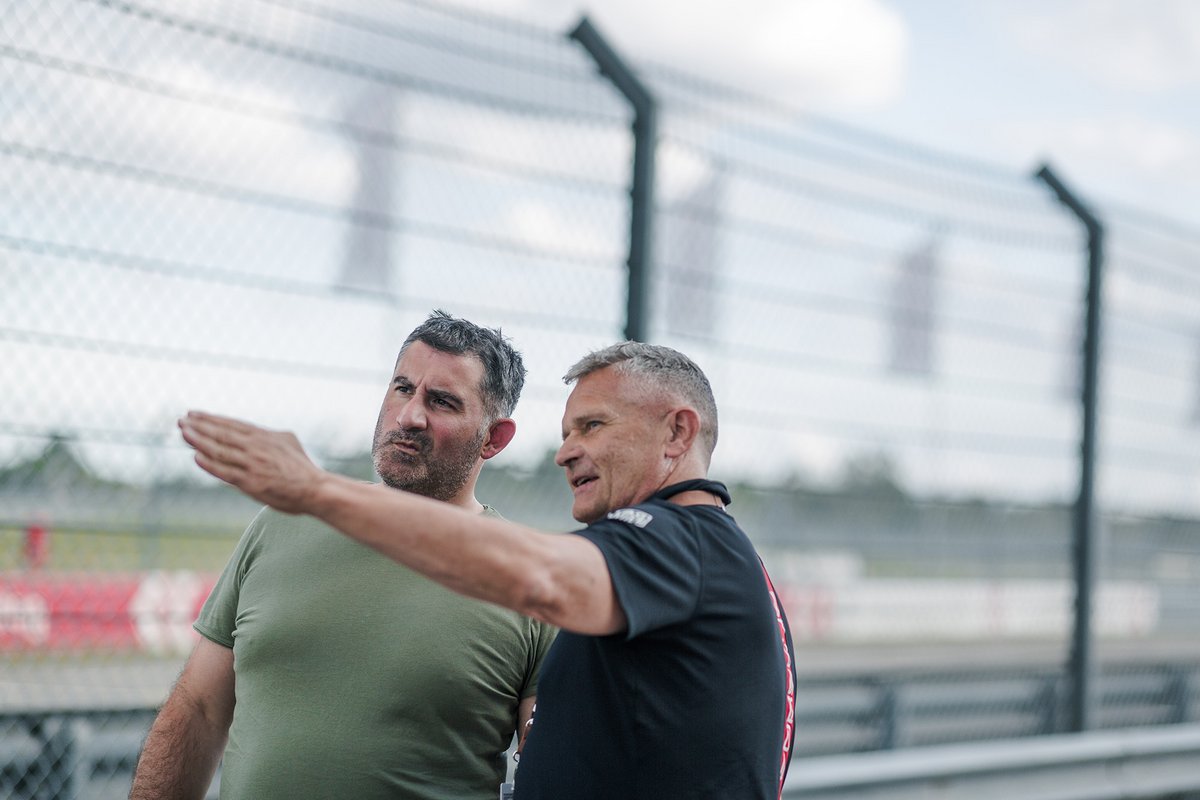 Instruktuer brieft Teilnehmer