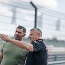 Instruktuer brieft Teilnehmer