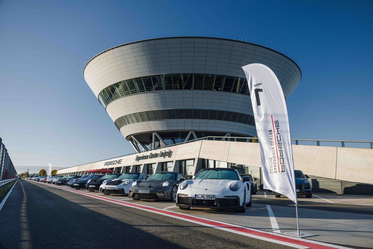 Boxengasse des Porsche Experience Center