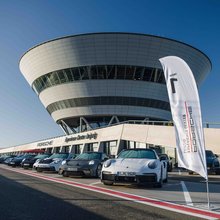 Boxengasse des Porsche Experience Center