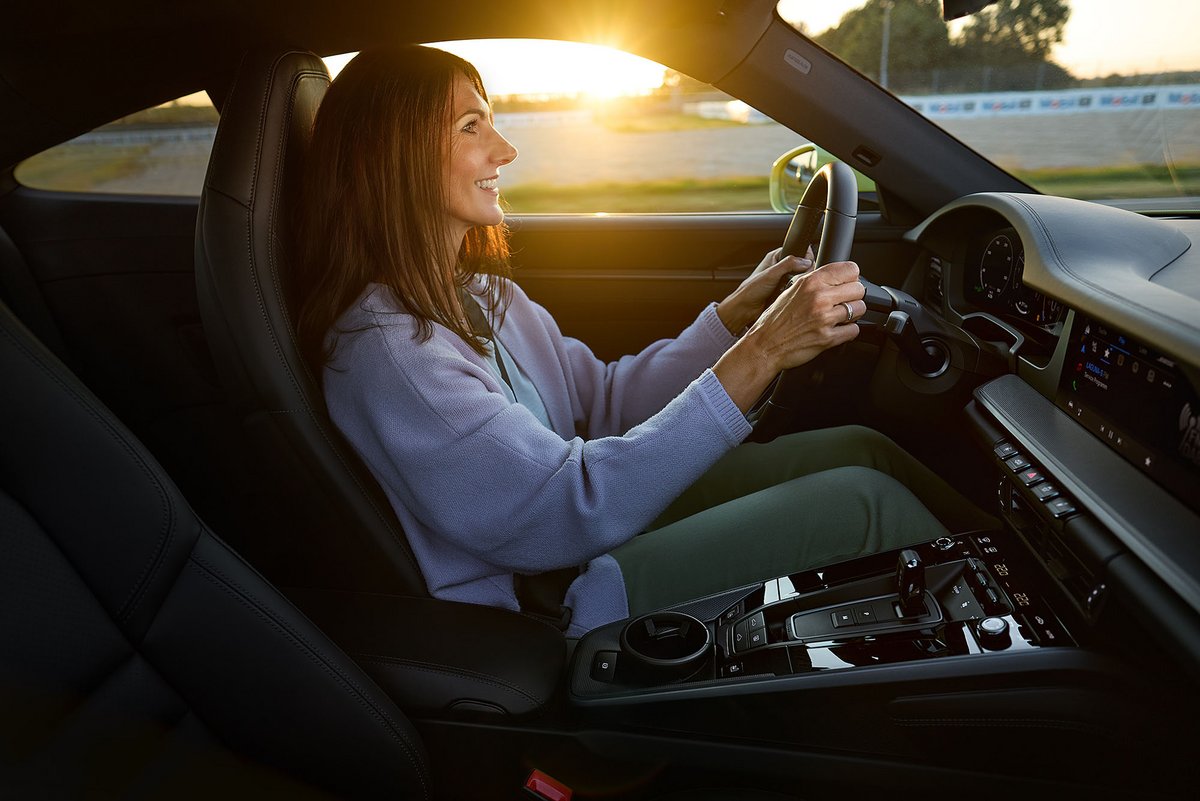 Frau fährt Porsche