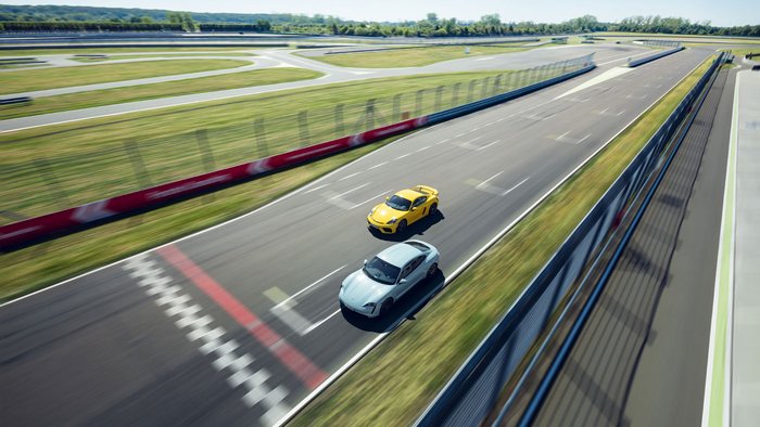 Zwei Porsche Sportwagen beim überqueren der Stadt Celine auf der Porsche Leipzig Rennstrecke