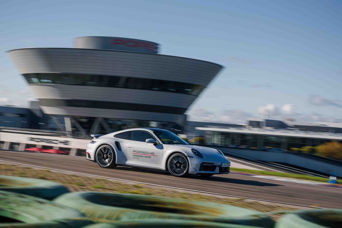 Porsche 911 auf der Rundstrecke