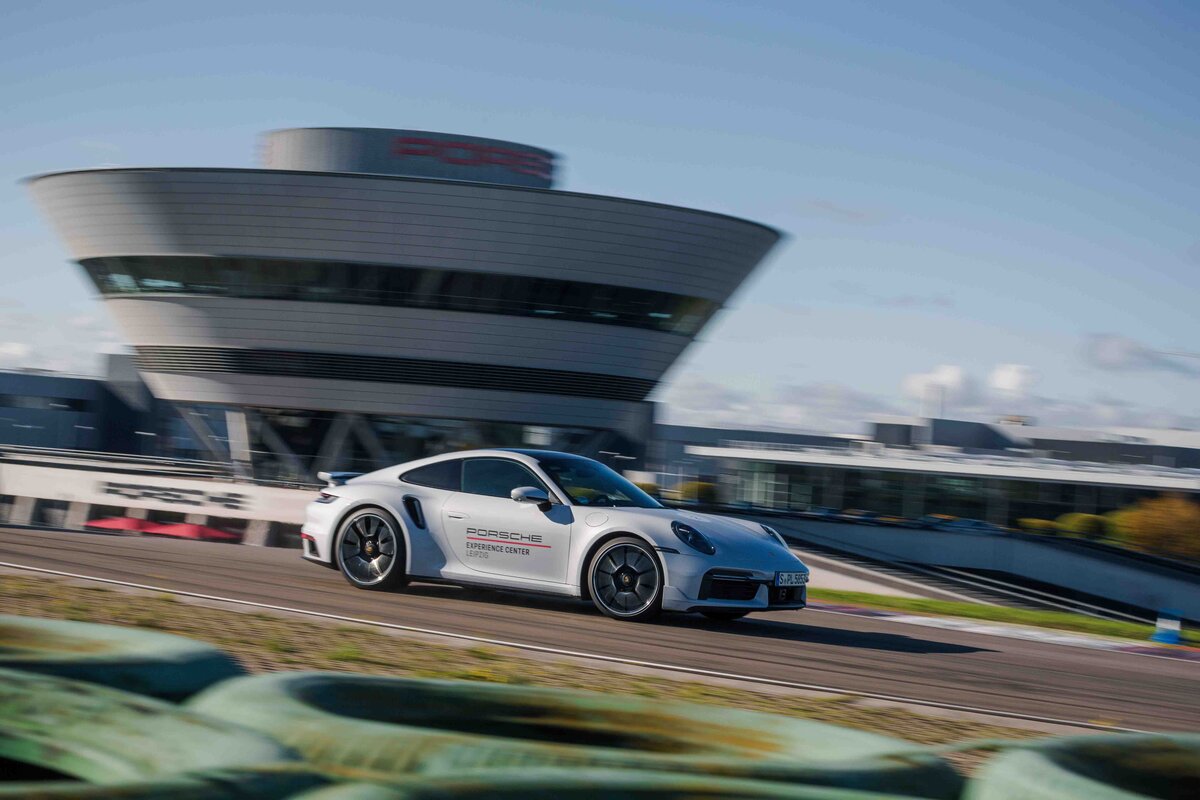 Porsche 911 auf der Rundstrecke