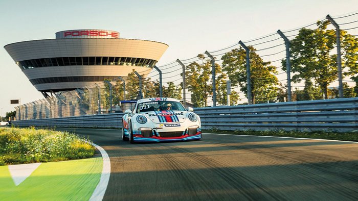 Ein Porsche 911 GT3 Cup bei der Ausfahrt aus der Boxengasse