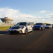 Porsche 911 GT3, Porsche Panamera, Porsche 911 Carreraq und Porsche taycan fahren in Kolonne.