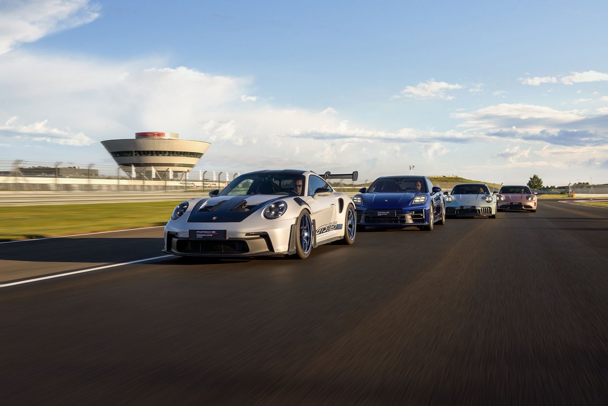 Porsche 911 GT3, Porsche Panamera, Porsche 911 Carreraq und Porsche taycan fahren in Kolonne.