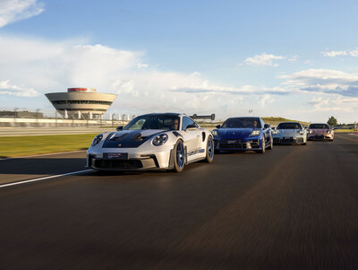 Porsche 911 GT3, Porsche Panamera, Porsche 911 Carrera und Porsche Taycan fahren in Kolonne.