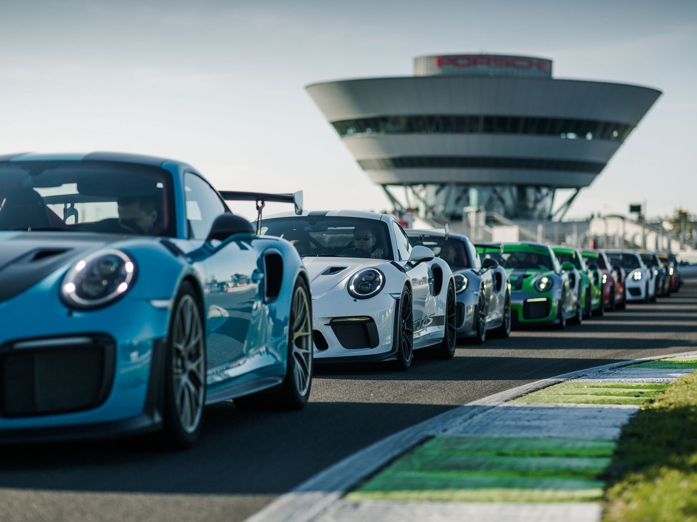 Meine Fahrzeuge stehen auf der Rennstrecke des Porsche experience Center Leipzig im Hintergrund ist das experience Center zu erkennen