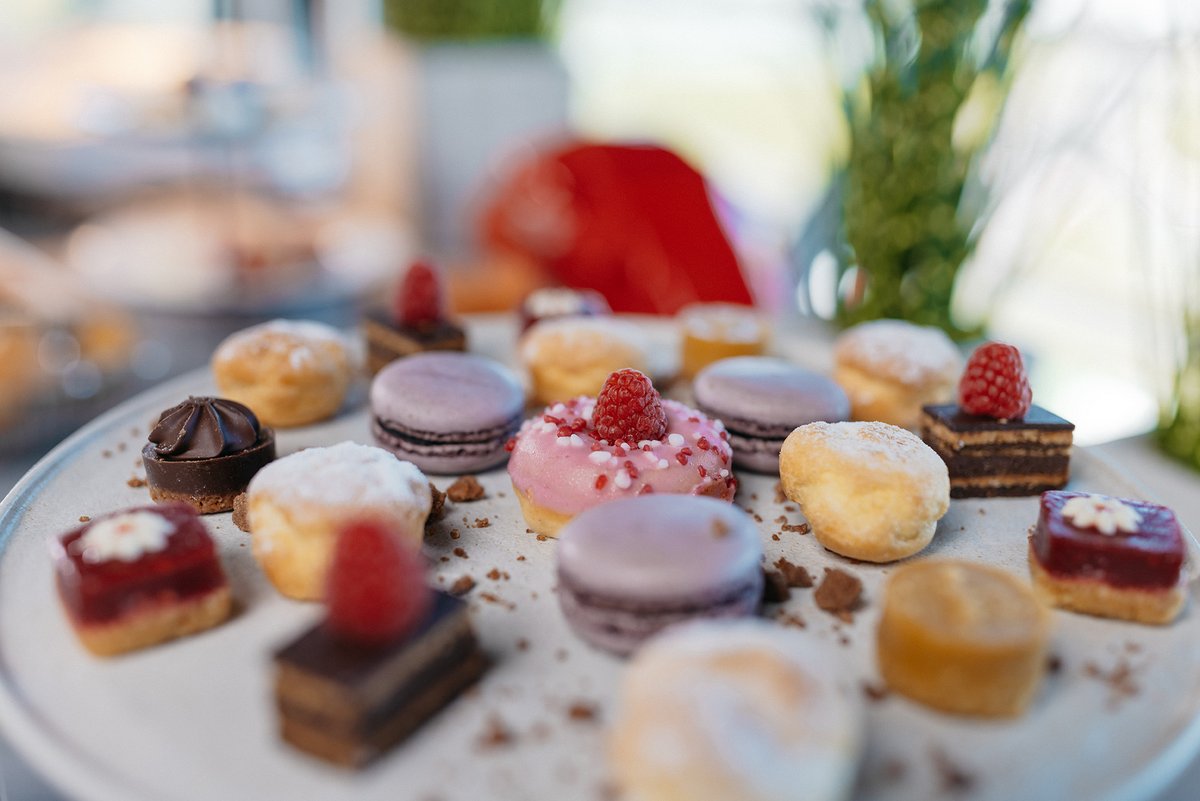süße kleine Törtchen, Donuts und Pralinen