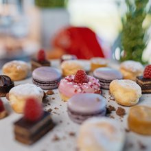 süße kleine Törtchen, Donuts und Pralinen