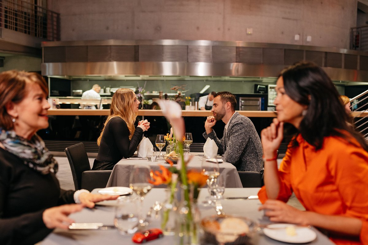 Gäste beim Dinner