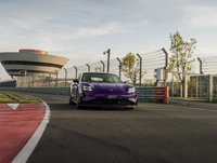 Ein Porsche Taycan auf der Rundstrecke des Porsche Experience Center Leipzig.
