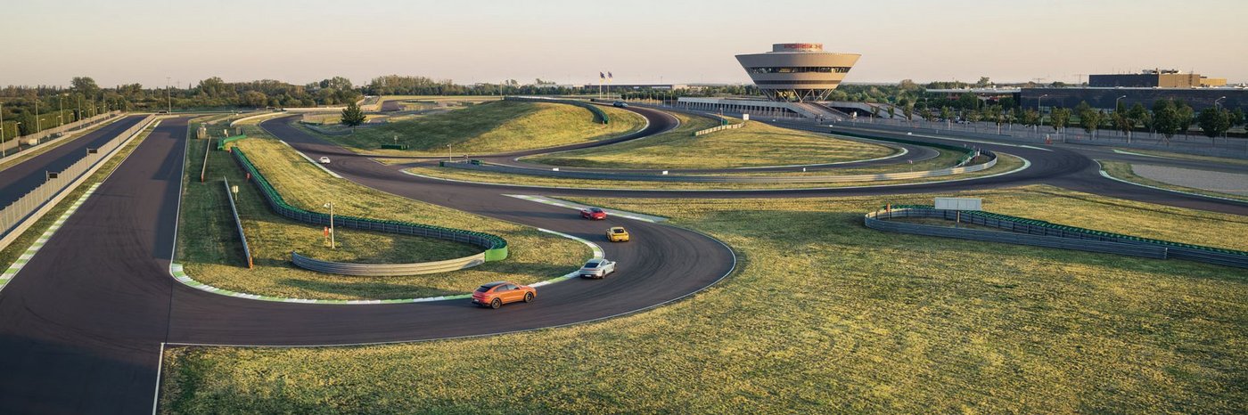 Die Luftaufnahme zeigt die Rennstrecke des Porsche experience Center Leipzig