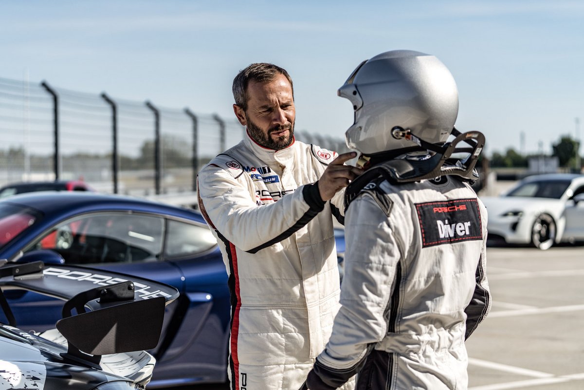 Instrukteur hilft Teilnehmer beim korrekten Sitz des Helmes.