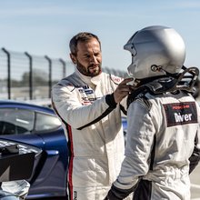 Instrukteur hilft Teilnehmer beim korrekten Sitz des Helmes.
