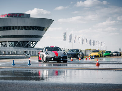 Eine Gruppe von Sportarten bei einer Übung auf der Bewässern. Rennstrecke des Porsche experience Center, Leipzig