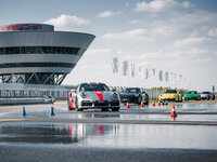 Eine Gruppe von Sportarten bei einer Übung auf der Bewässern. Rennstrecke des Porsche experience Center, Leipzig