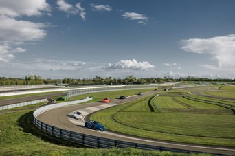 Eine Luftaufnahme auf das Nürburgring Karussell auf der Rennstrecke des Porsche experience Center, Leipzig