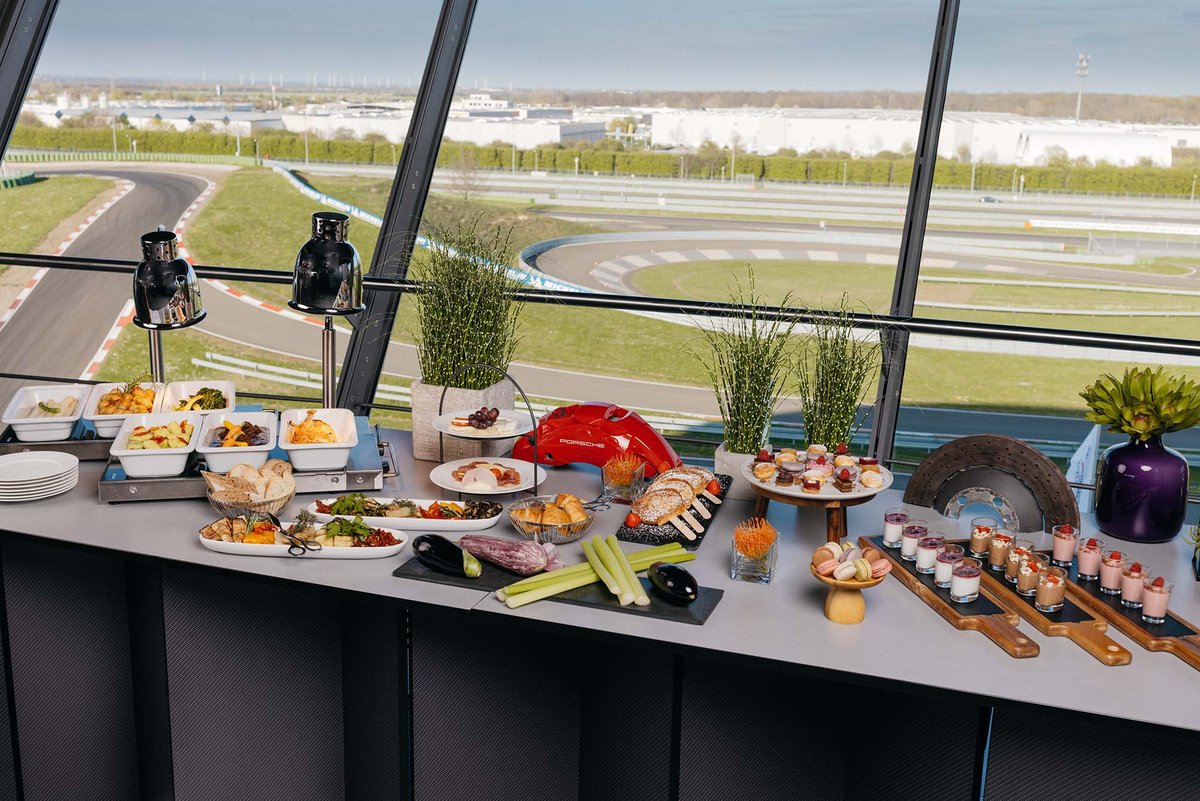 Angerichtetes Buffet mit diversen Speisen