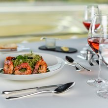 Pastagericht mit grünem Pesto und Garnelen