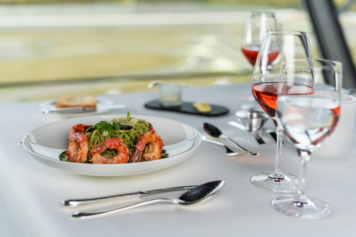 Pastagericht mit grünem Pesto und Garnelen