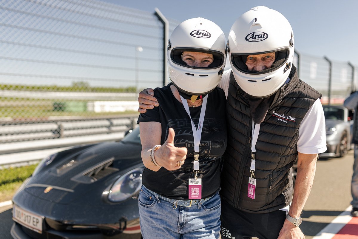 Zwei Teilnehmer zeigen Daumen nach oben