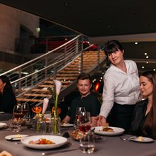 unser erstklassiges Personal serviert einen Gang