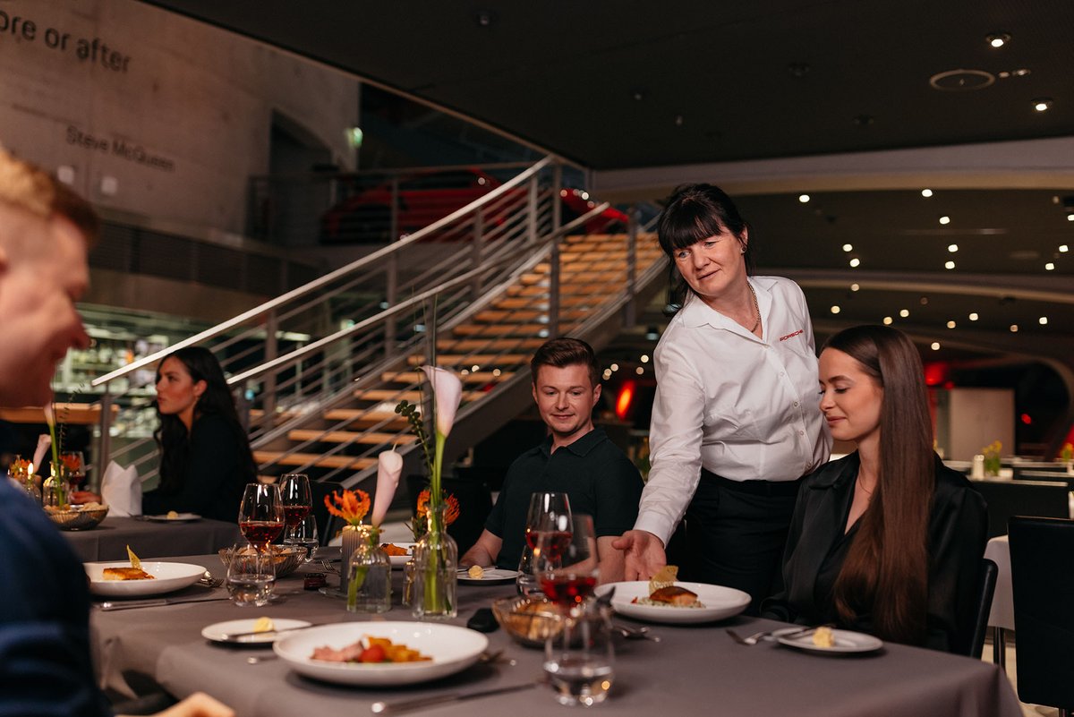 unser erstklassiges Personal serviert einen Gang