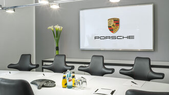 Höhenverstellbarer Tisch und 10 höhenverstellbare, ergonomische Stühle. Großer Bildschirm.
