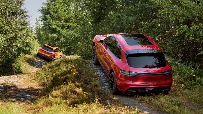 Bei Porsche Macan bei der Überfahrt von Offor Modulen auf der Geländestrecke des Porsche experience Center, Leipzig