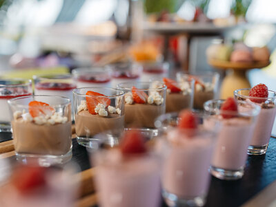 Erdbeerjoghurt und Schokoladenmousse mit frischen Früchten in kleinen Gläsern