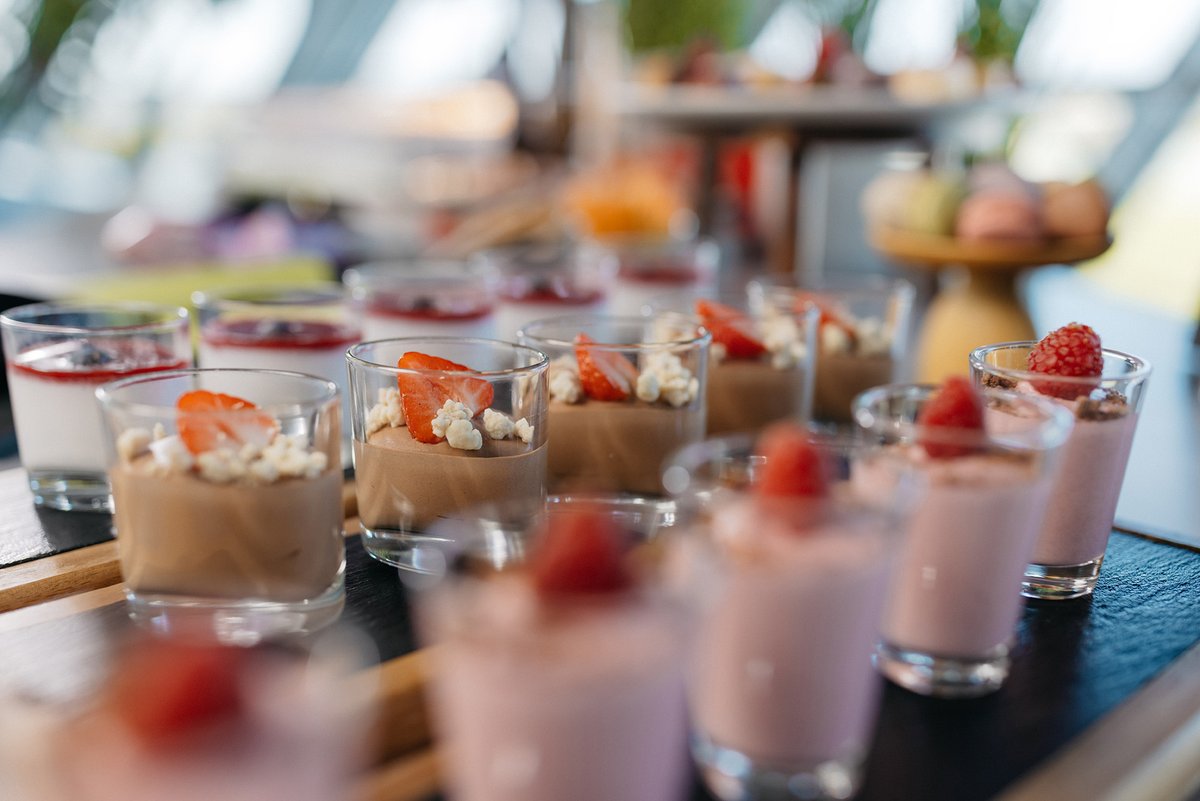 Erdbeerjoghurt und Schokoladenmousse mit frischen Früchten in kleinen Gläsern