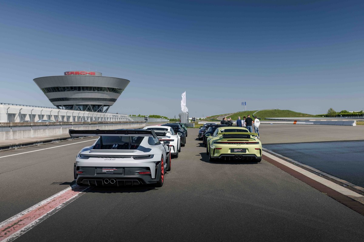 mehrere Porsche 911 auf der Dynamikfläche