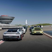 mehrere Porsche 911 auf der Dynamikfläche
