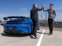 Zwei Personen klatschen sich ab.