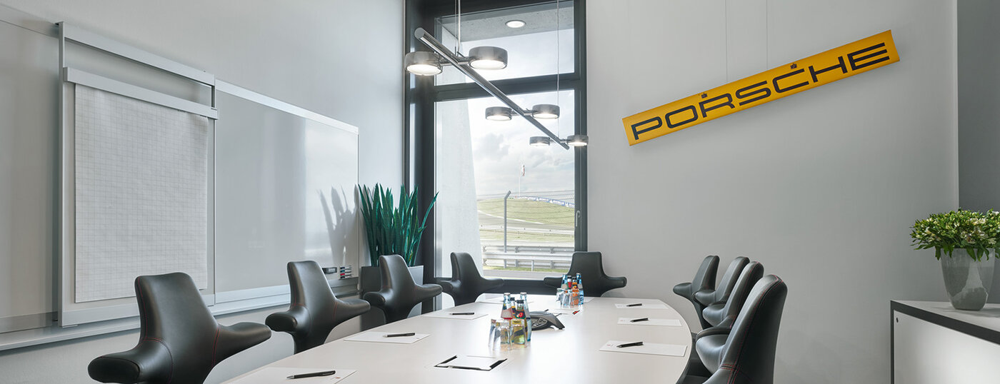 Height-adjustable table and 10 height-adjustable, ergonomic chairs. Whiteboards, large window, large sideboard. 