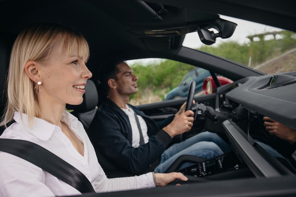 Mann föhrt im Offroad. Frau als Beifahrerin.