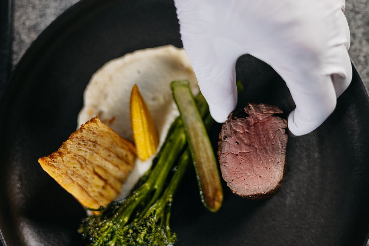 Koch richtet Fleischgericht edel her