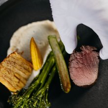 Koch richtet Fleischgericht edel her