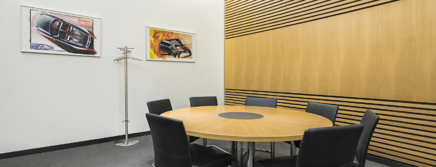 Round table, seating for 8 people. Screen on the wall.
