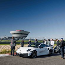 Instrukteur erklärt mehreren Teilnehmern etwas