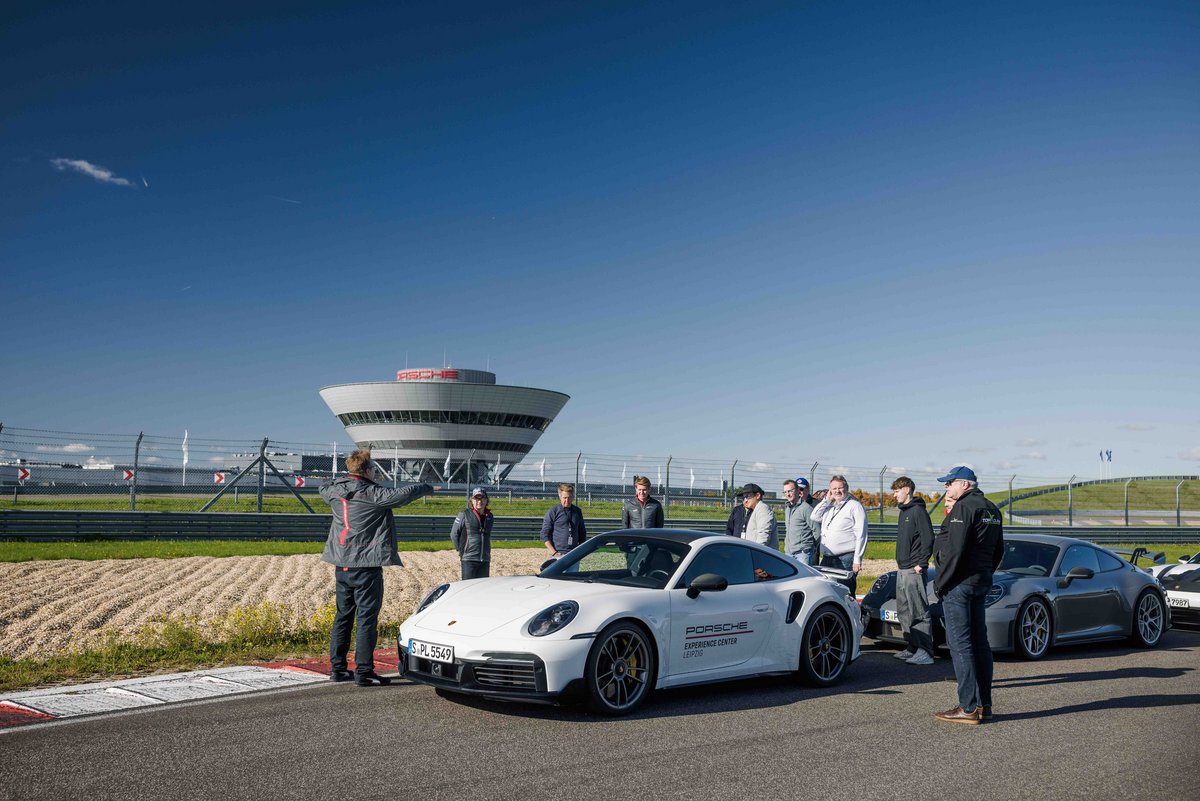 Instrukteur erklärt mehreren Teilnehmern etwas